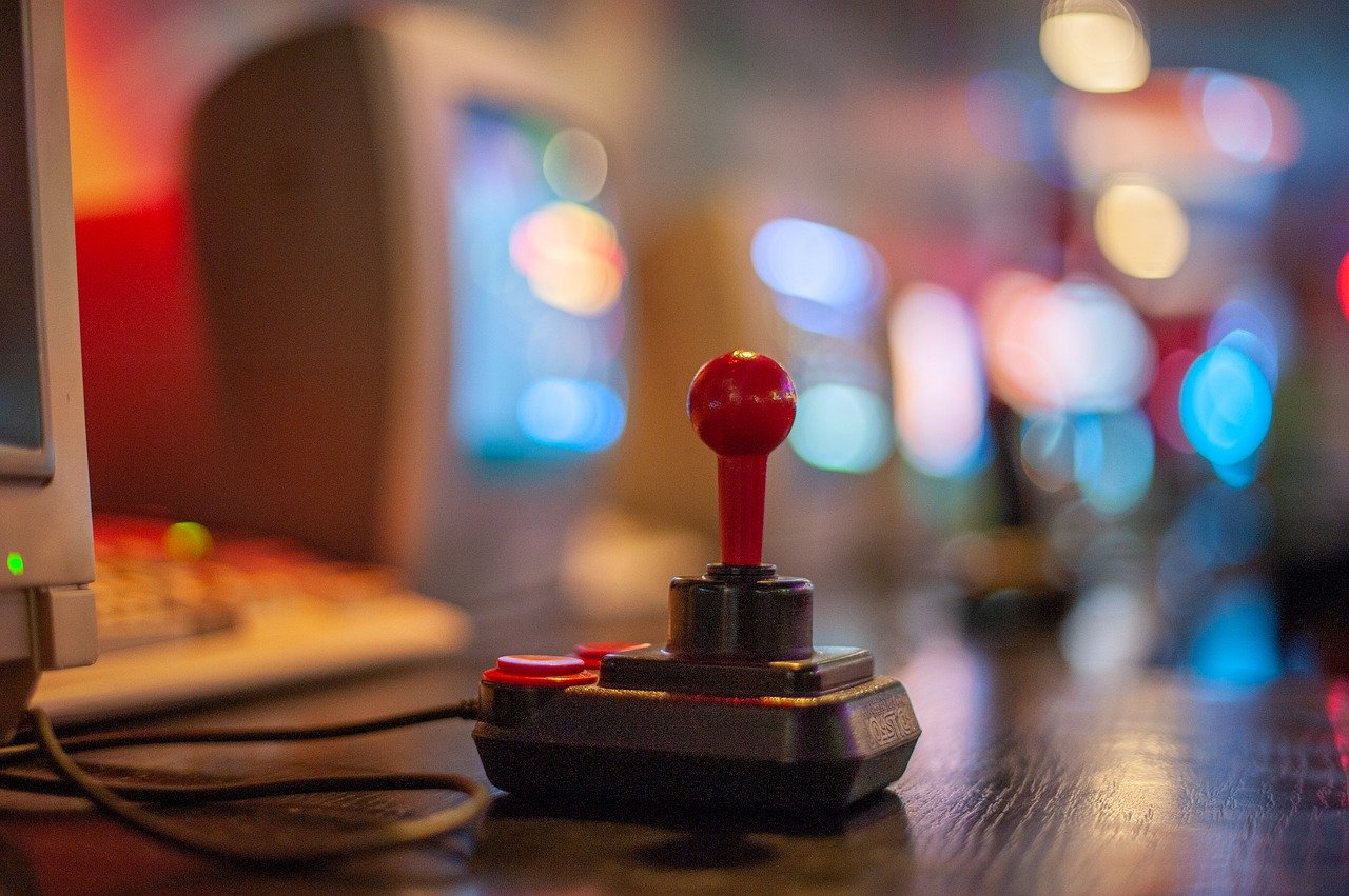 Joystick vor altem Computer