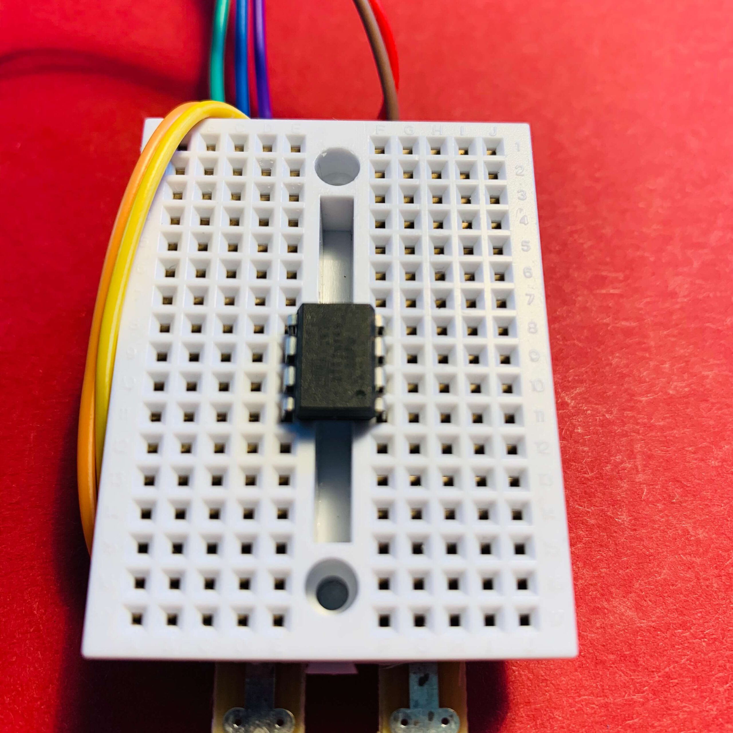 Der ATtiny85 auf dem Breadboard