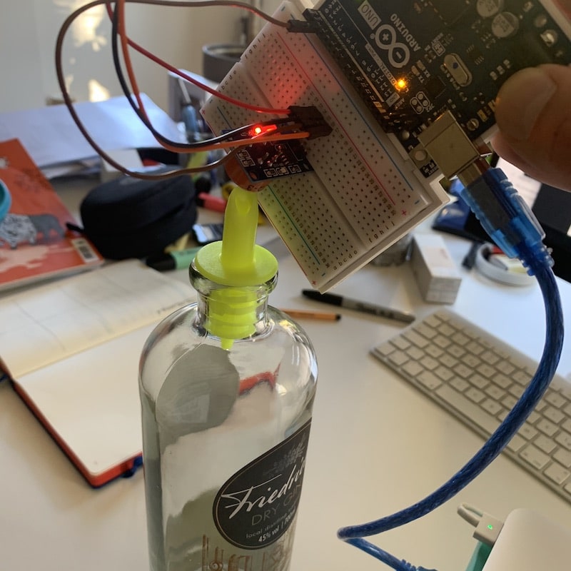 MQ-3 im Praxistest über einer Flasche Gin