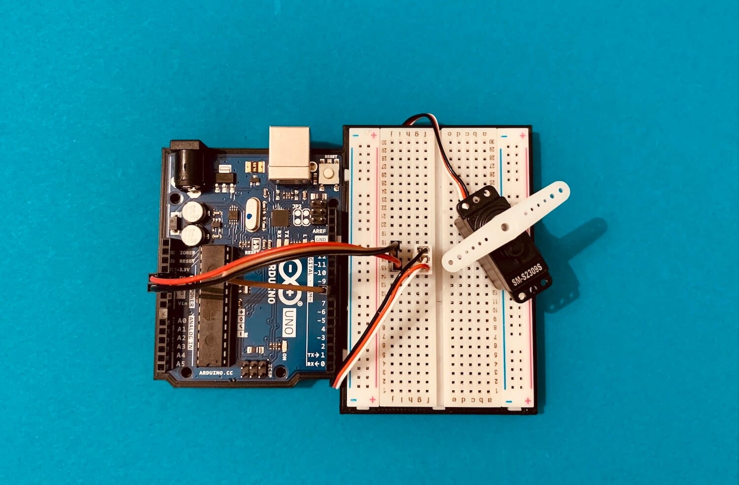 Servo am Arduino anschließen und verwenden