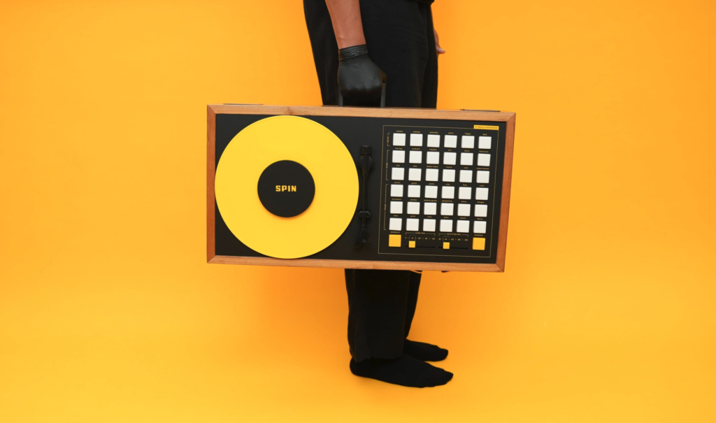 SPIN Synthesizer mit künstlicher Intelligenz von MusicGen